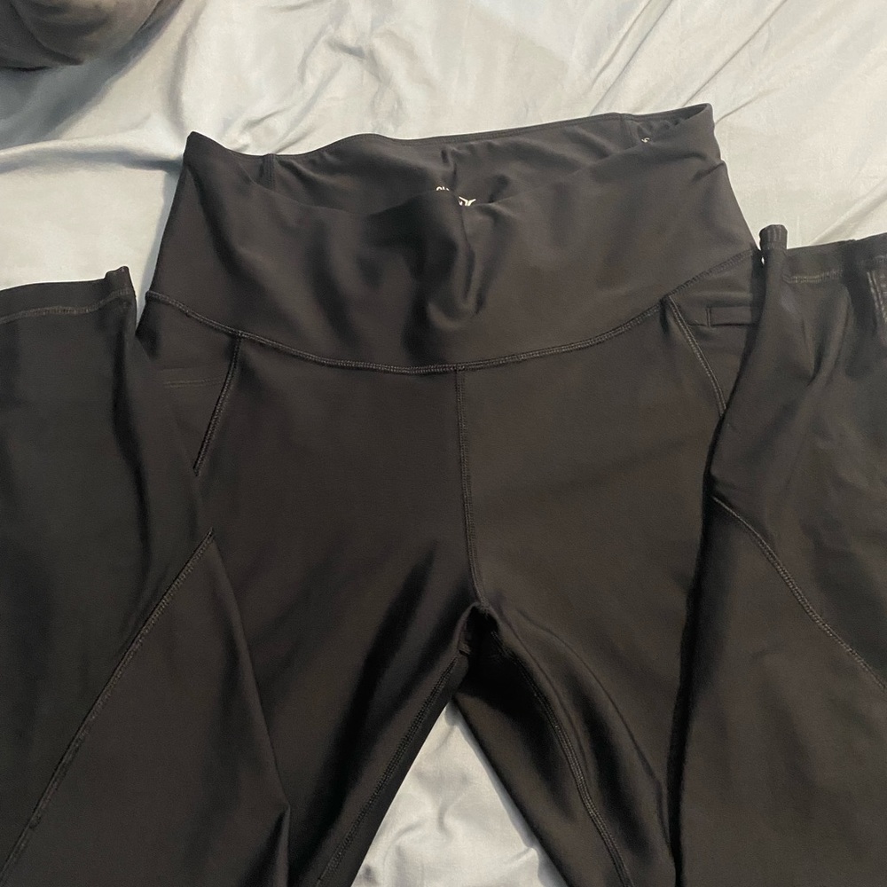 Old navy brand powersoft leggings with detail on leg